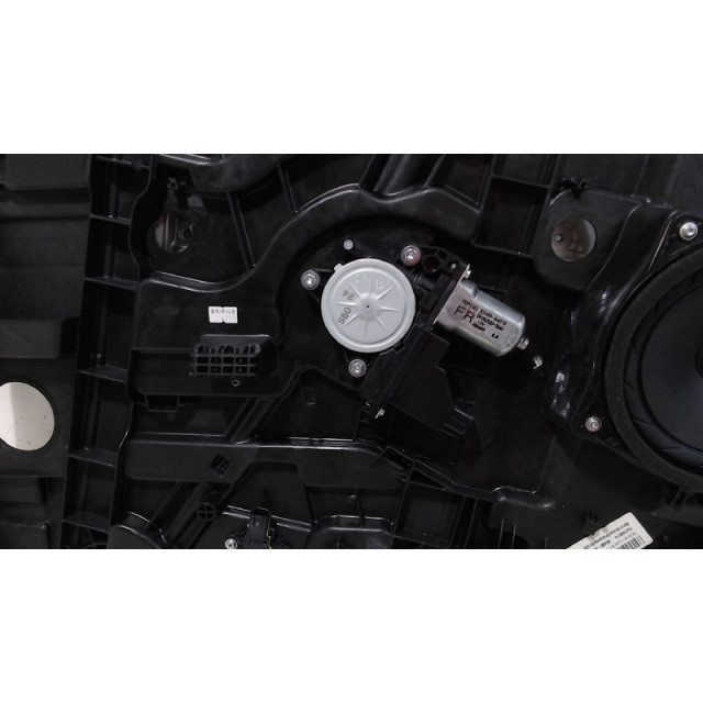 Mecanismo de elevalunas eléctrico de la ventana delantera derecha Kia Carens IV (RP) (2015 - actualidad) MPV 1.7 CRDi 16V (D4FD)