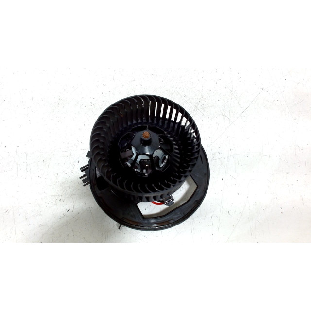 Motor del ventilador de calentador Volkswagen Passat Variant (3G5) (2014 - actualidad) Combi 1.6 TDI 16V (DCXA)