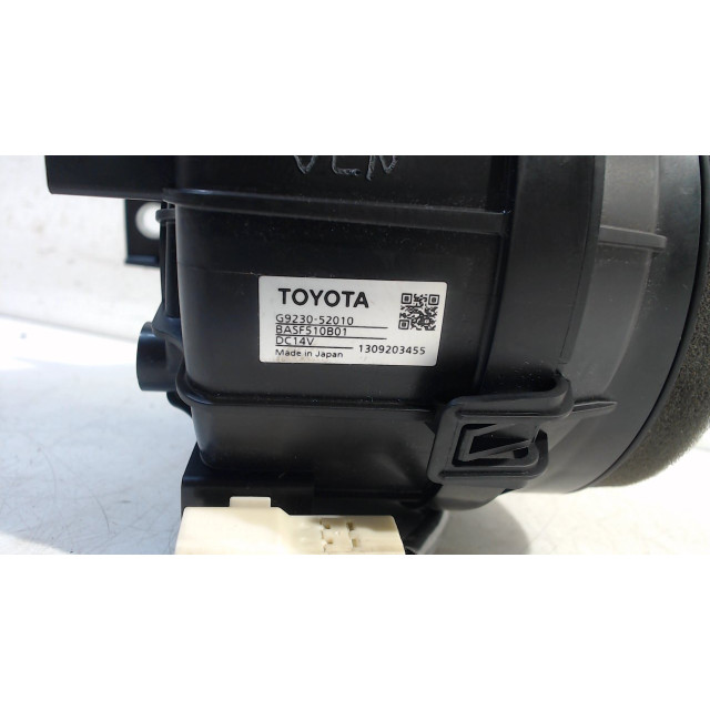 Caja del ventilador Toyota Yaris III (P13) (2012 - 2020) Hatchback 1.5 16V Hybrid (1NZ-FXE)
