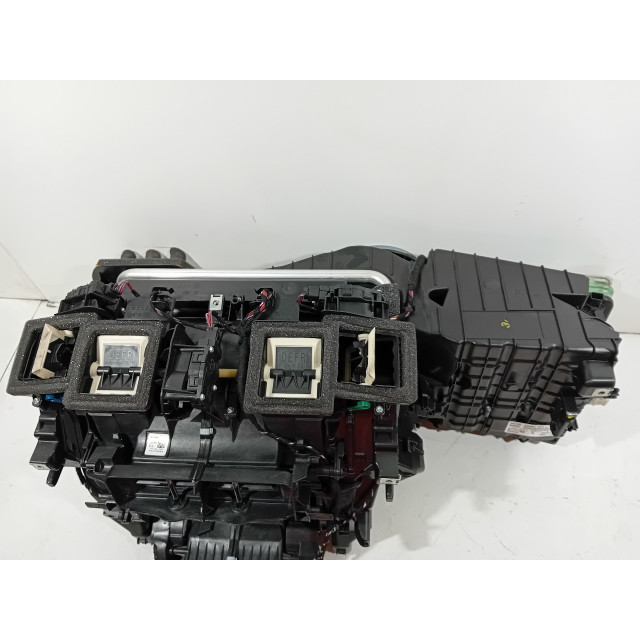 Caja del calentador BMW 5 serie Touring (F11) (2013 - 2017) Combi 550i V8 32V TwinPower Turbo (N63-B44A)