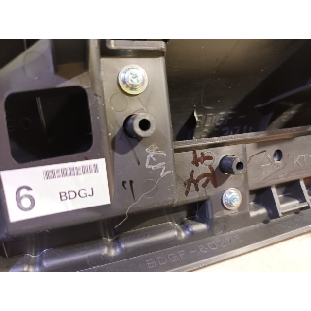Centro de ventilación del tablero de instrumentos Mazda 3 Sport (BP) (2019 - actualidad) Hatchback 2.0 SkyActiv-X M Hybrid 16V (HFY1)