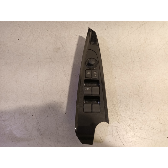 Panel de mando de elevalunas eléctrico Mazda 2 (DJ/DL) (2014 - 2017) Hatchback 1.5 SkyActiv-G 90 (P5Y8)