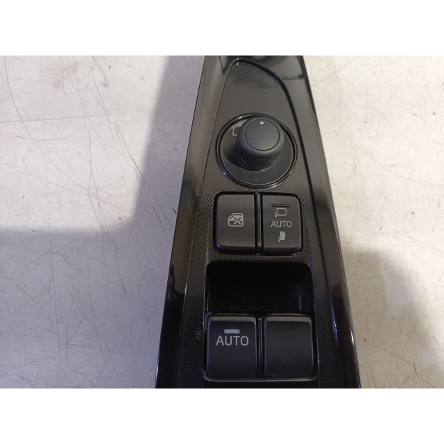 Panel de mando de elevalunas eléctrico Mazda 2 (DJ/DL) (2014 - 2017) Hatchback 1.5 SkyActiv-G 90 (P5Y8)