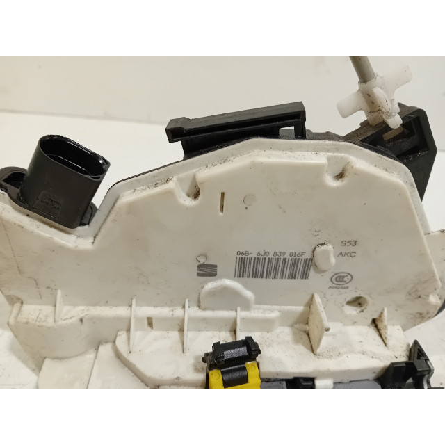 Mecanismo de cierre central eléctrico del bloqueo de la puerta trasera derecha Seat Ibiza ST (6J8) (2012 - 2015) Combi 1.2 TSI (CBZA)