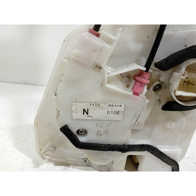 Mecanismo de cierre central eléctrico del bloqueo de la puerta trasera derecha Mazda CX-3 (2015 - actualidad) SUV 2.0 SkyActiv-G 120 (PEXB)