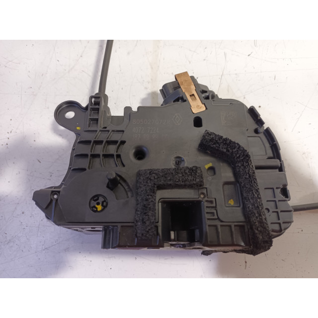 Mecanismo de cierre central eléctrico del bloqueo de la puerta trasera derecha Renault Captur (2R) (2016 - actualidad) SUV 1.2 TCE 16V EDC (H5F-412(H5F-G4))