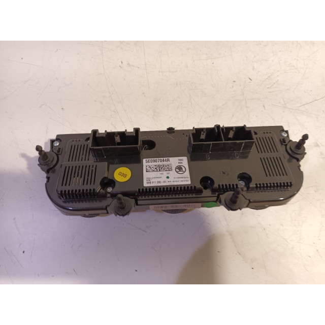 Calefactor del salpicadero Skoda Octavia Combi (5EAC) (2013 - 2020) Combi 5-drs 1.6 TDI Greenline 16V (DBKA)