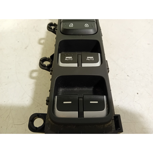 Panel de mando de elevalunas eléctrico Kia Niro I (DE) (2016 - 2022) SUV 1.6 GDI Hybrid (G4LE)
