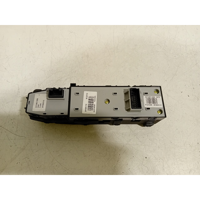 Panel de mando de elevalunas eléctrico Kia Niro I (DE) (2016 - 2022) SUV 1.6 GDI Hybrid (G4LE)