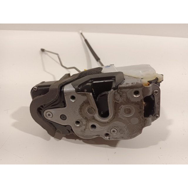 Mecanismo de cierre central eléctrico del bloqueo de la puerta delantera izquierda Opel Astra J Sports Tourer (PD8/PE8/PF8) (2014 - 2015) Combi 1.6 CDTI 16V (B16DTL(Euro 6))