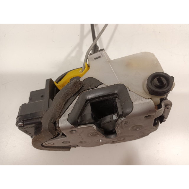 Mecanismo de cierre central eléctrico del bloqueo de la puerta trasera izquierda Opel Astra J Sports Tourer (PD8/PE8/PF8) (2014 - 2015) Combi 1.6 CDTI 16V (B16DTL(Euro 6))