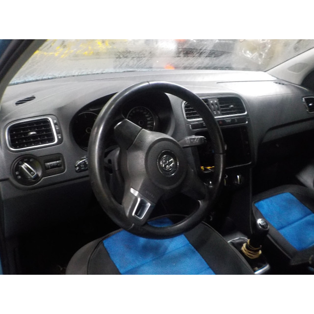 Bisagra izquierda del capó Volkswagen Polo V (6R) (2009 - 2014) Hatchback 1.2 TDI 12V BlueMotion (CFWA(Euro 5))