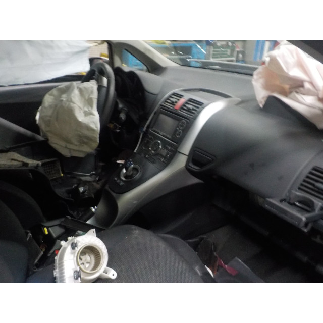 Mecanismo de cierre central eléctrico del bloqueo de la puerta trasera izquierda Toyota Auris (E15) (2010 - 2012) Hatchback 1.8 16V HSD Full Hybrid (2ZRFXE)