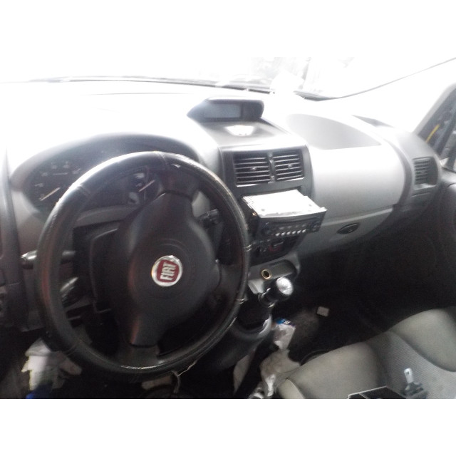 Puerta delantera izquierda Fiat Scudo (270) (2010 - 2016) Van 2.0 D Multijet (DW10TED4(RHH))