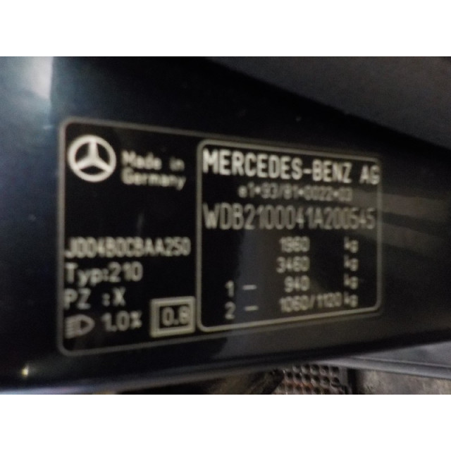 Motor del limpiaparabrisas delantero Mercedes-Benz E (W210) (1995 - 1999) Sedan 2.2 E-220D 16V (OM604.912)