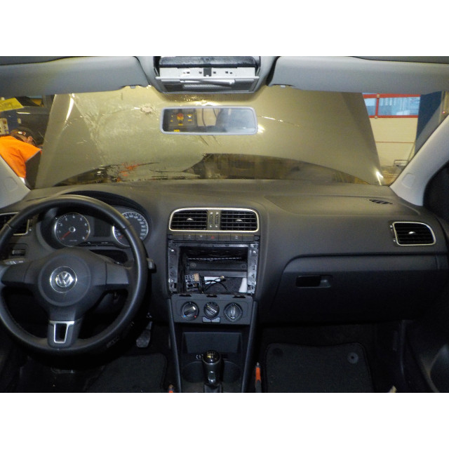 Cinturón de seguridad trasero izquierdo Volkswagen Polo V (6R) (2011 - 2014) Polo (6R) Hatchback 1.2 TSI (CBZC)