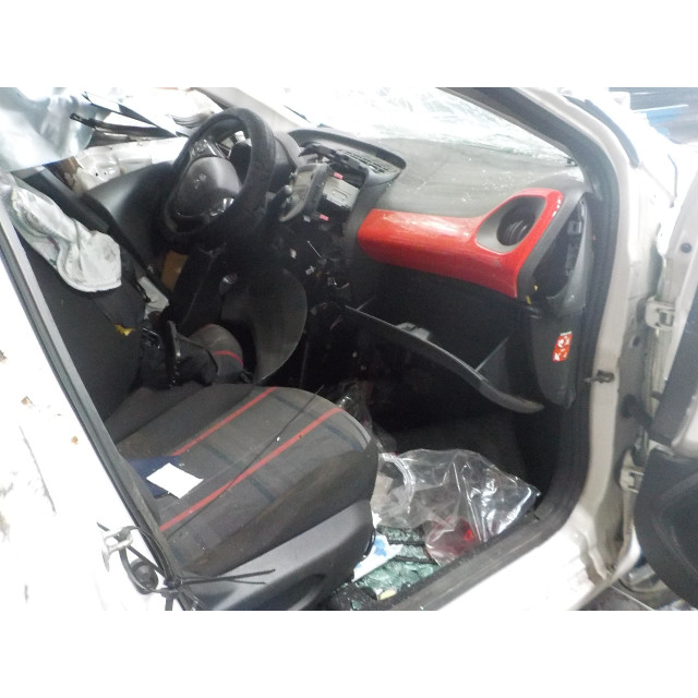 Iluminación interior Peugeot 108 (2014 - actualidad) Hatchback 1.0 12V (1KRFE)