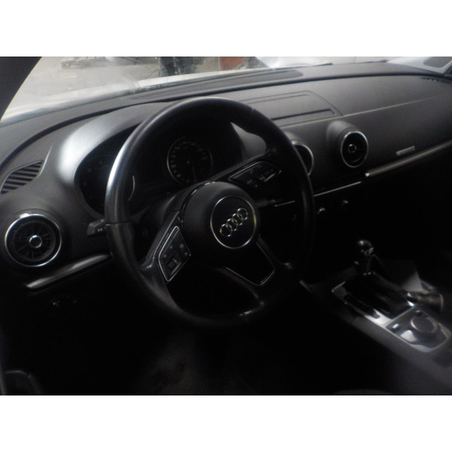Mecanismo de cierre central eléctrico del bloqueo de la puerta trasera derecha Audi A3 Sportback (8VA/8VF) (2012 - 2020) Hatchback 5-drs 2.0 TDI 16V (CRBC)