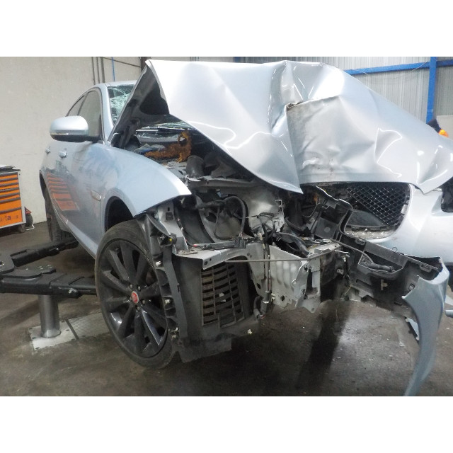 Mecanismo de cierre central eléctrico del bloqueo de la puerta delantera derecha Jaguar XF (CC9) (2011 - 2015) Sedan 2.2 D 16V (224DT)