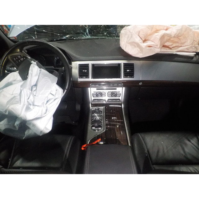 Cinturón de seguridad trasero izquierdo Jaguar XF (CC9) (2011 - 2015) Sedan 2.2 D 16V (224DT)