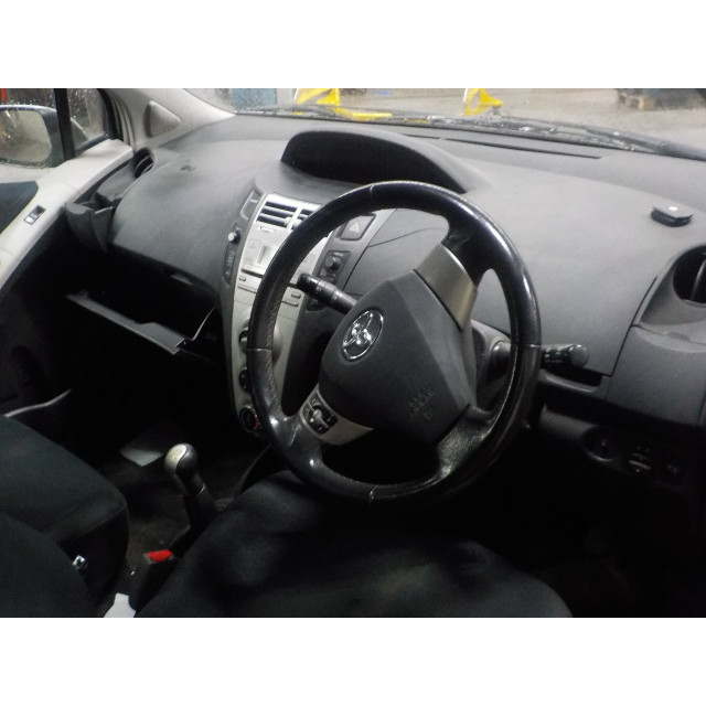 Mecanismo de cierre central eléctrico del bloqueo de la puerta delantera izquierda Toyota Yaris II (P9) (2005 - 2010) Hatchback 1.3 16V VVT-i (2SZFE)
