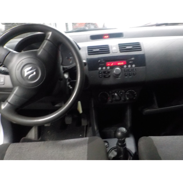 Cinturón de seguridad delantero derecho Suzuki Swift (ZA/ZC/ZD1/2/3/9) (2005 - 2010) Hatchback 1.3 VVT 16V (M13A VVT)