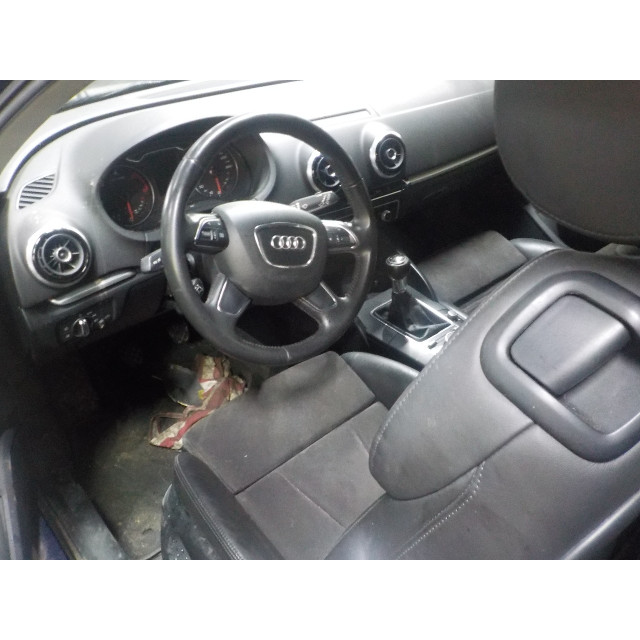 Panel de mando de elevalunas eléctrico Audi A3 (8V1/8VK) (2013 - 2017) Hatchback 3-drs 1.6 TDI Ultra 16V (CRKB(Euro 5))