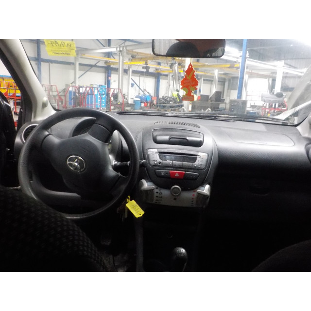 Puerta delantera izquierda Toyota Aygo (B10) (2005 - 2014) Hatchback 1.0 12V VVT-i (1KR-FE)