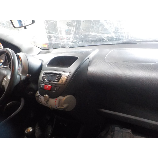 Eje de suspensión delantero izquierda Toyota Aygo (B10) (2005 - 2014) Hatchback 1.0 12V VVT-i (1KR-FE)