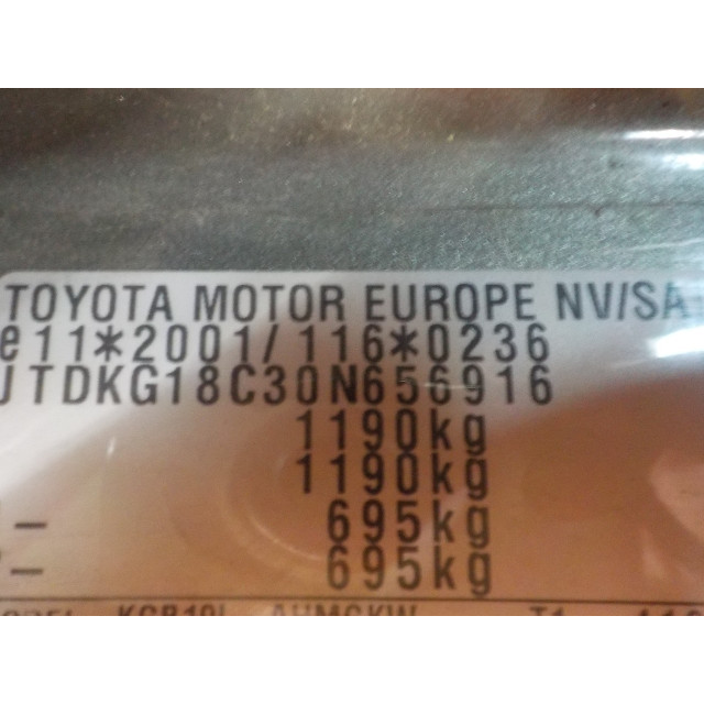 Eje de suspensión delantero izquierda Toyota Aygo (B10) (2005 - 2014) Hatchback 1.0 12V VVT-i (1KR-FE)