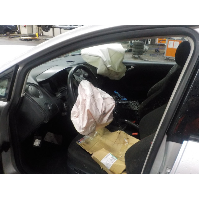 Pinza delantera izquierda Seat Ibiza ST (6J8) (2012 - 2015) Combi 1.2 TSI (CBZA)