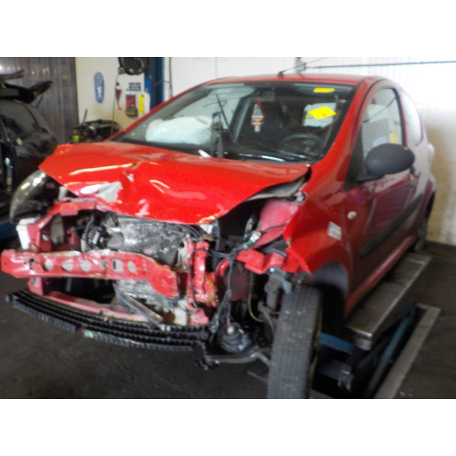 Mecanismo de bloqueo de la puerta trasera izquierda Toyota Aygo (B10) (2005 - 2014) Hatchback 1.0 12V VVT-i (1KR-FE)