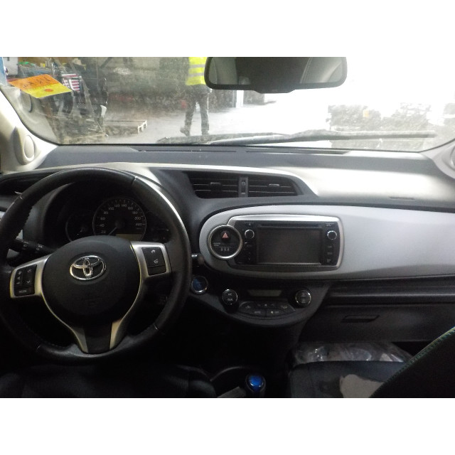 Puntal delantero izquierdo Toyota Yaris III (P13) (2012 - 2020) Hatchback 1.5 16V Hybrid (1NZ-FXE)