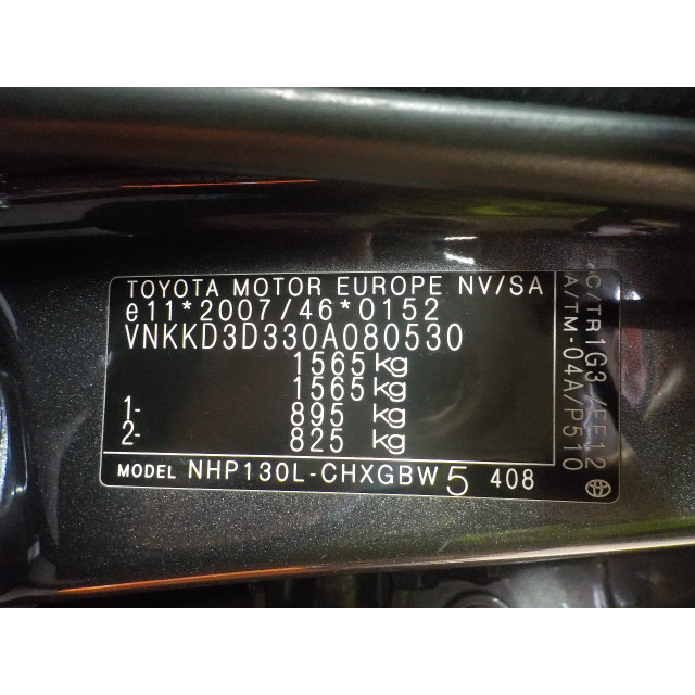 Puntal delantero izquierdo Toyota Yaris III (P13) (2012 - 2020) Hatchback 1.5 16V Hybrid (1NZ-FXE)