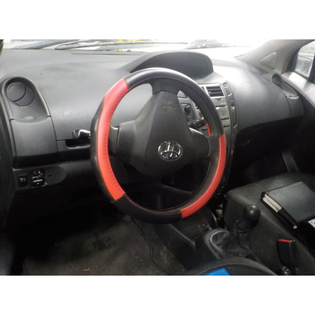 Cinturón de seguridad delantero derecho Toyota Yaris II (P9) (2005 - 2011) Hatchback 1.0 12V VVT-i (1KR-FE)
