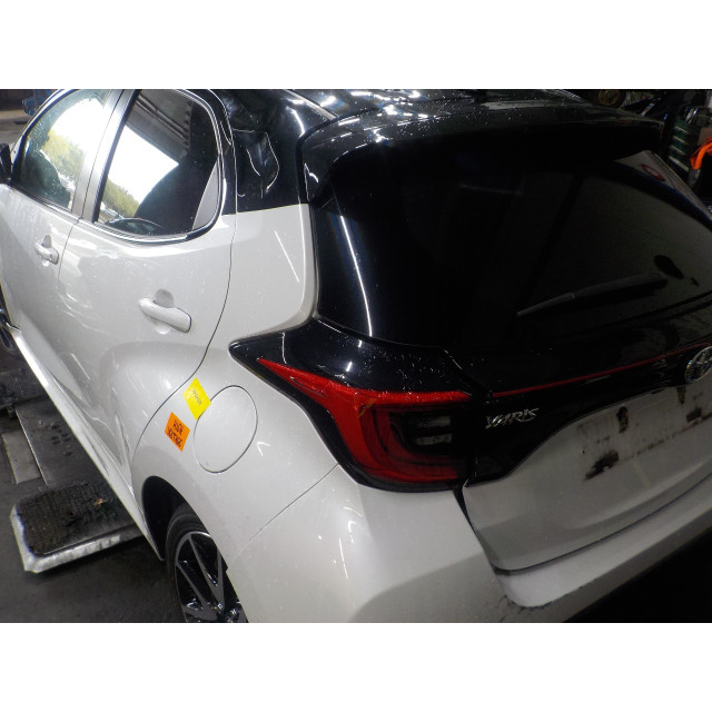 Inyector del carril Toyota Yaris IV (P21/PA1/PH1) (2020 - actualidad) Hatchback 1.5 12V Hybrid (M15AFXE)