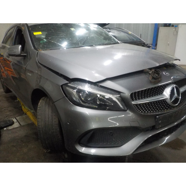 Liberación del freno de mano Mercedes-Benz A (W176) (2012 - 2018) Hatchback 1.6 A-180 16V (M270.910)