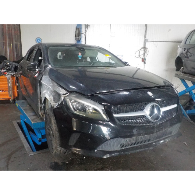 Liberación del freno de mano Mercedes-Benz A (W176) (2012 - 2018) Hatchback 1.6 A-200 16V (M270.910)