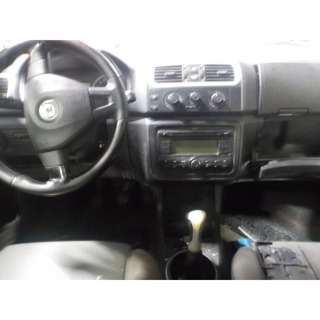 Cinturón de seguridad delantero derecho Skoda Fabia II (5J) (2007 - 2014) Hatchback 5-drs 1.4i 16V (BXW)