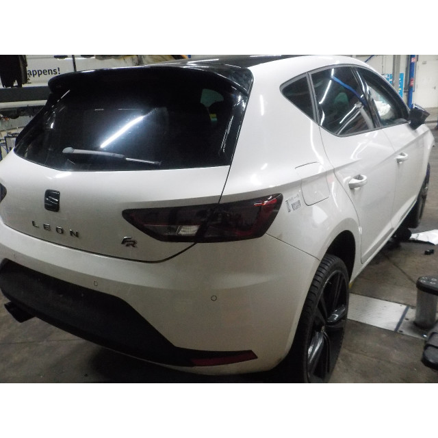 Retrovisor derecho eléctrico Seat Leon (5FB) (2014 - actualidad) Hatchback 5-drs 1.4 TSI ACT 16V (CZEA)