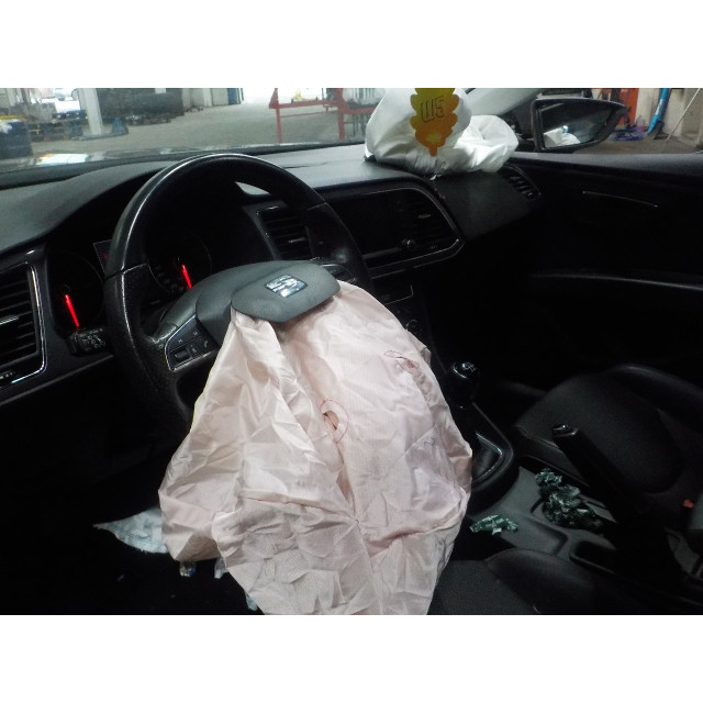 Mecanismo de cierre central eléctrico del bloqueo de la puerta trasera derecha Seat Leon (5FB) (2014 - actualidad) Hatchback 5-drs 1.4 TSI ACT 16V (CZEA)