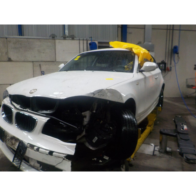 Protector de la lámpara izquierdo BMW 1 serie (E81) (2008 - 2011) Hatchback 3-drs 116i 2.0 16V (N43-B20A)