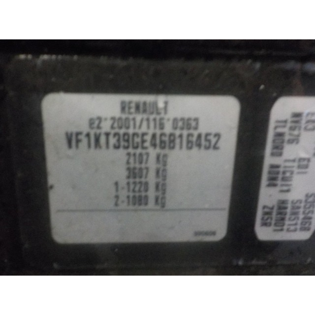 Hebilla del cinturón de seguridad delantero izquierda Renault Laguna III Estate (KT) (2008 - 2015) Combi 5-drs 2.0 dCi 16V 175 FAP (M9R-800)