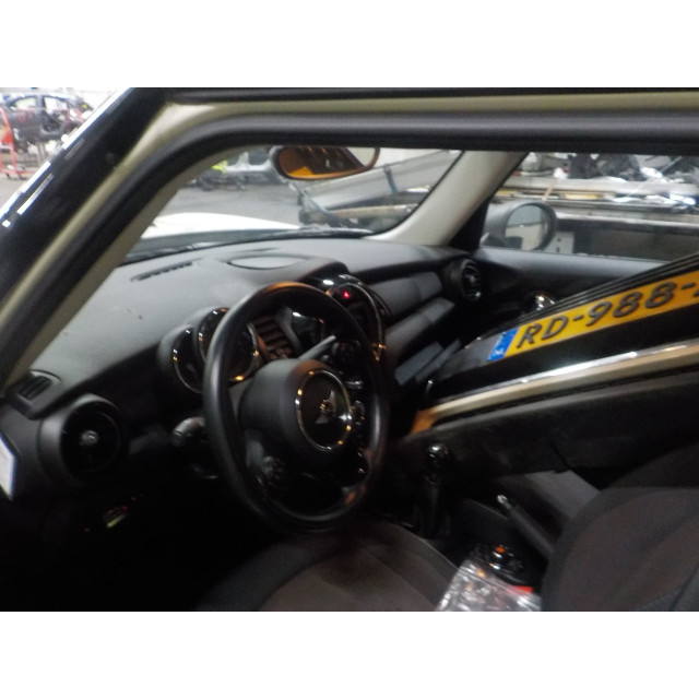 Cinturón de seguridad trasero izquierdo Mini Mini (F55) (2014 - 2017) Hatchback 5-drs 1.2 12V One (B38A12A)