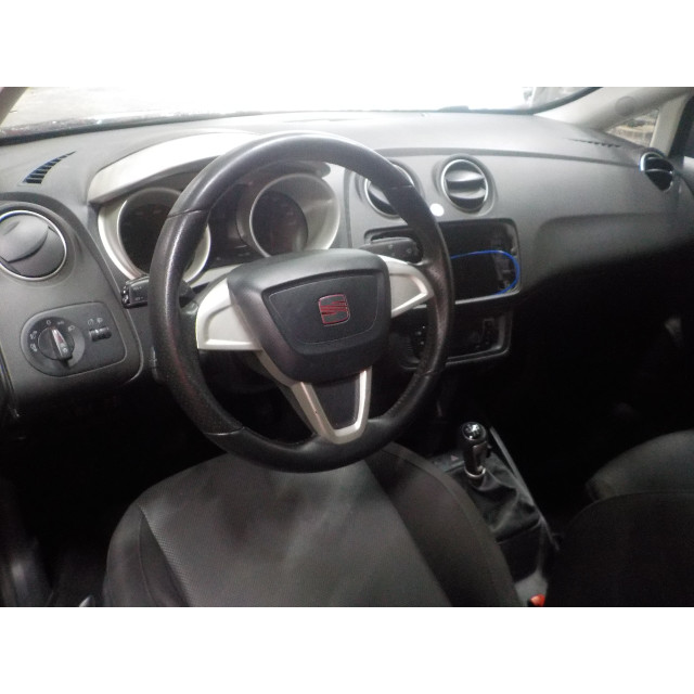 Eje de suspensión delantero izquierda Seat Ibiza IV SC (6J1) (2008 - 2015) Hatchback 3-drs 1.4 16V (BXW)